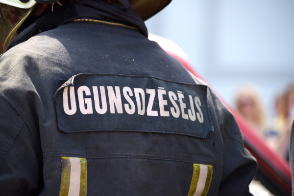 Noliktavā Rīgā noplūdusi ķīmiska viela; evakuēti 63 cilvēki