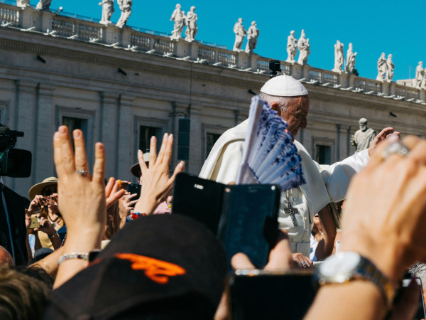 Kurš saņems pāvesta Franciska miljoniem lielās bagātības?
