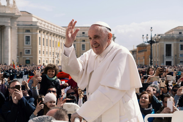 Uz pāvesta Franciska sejas parādījies zilums: atklāts, no kurienes tas radies