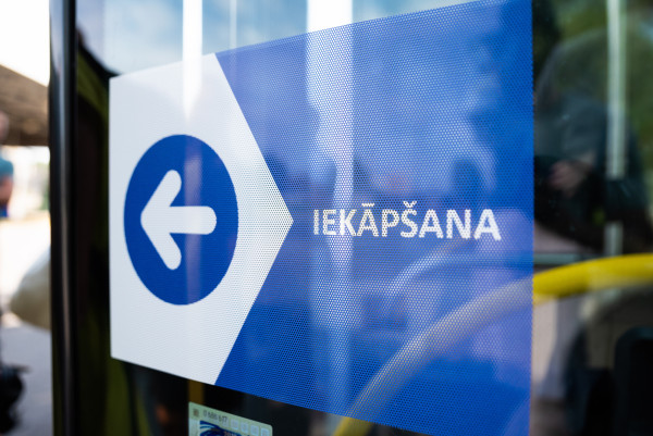 VIDEO. Jaunietis Rīgā pamatīgi riskē ar dzīvību