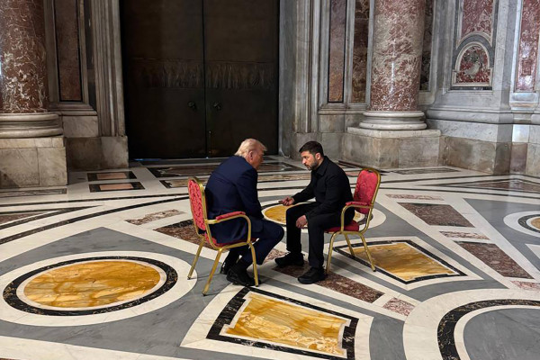 FOTO. Zibens ātrumā pasauli "aplido" fotogrāfija ar Zelenski un Trampu Vatikānā