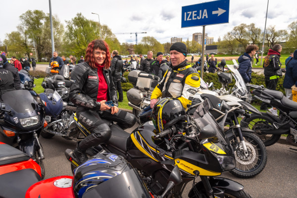 VIDEO. Tūkstoši motobraucēji pierūcina Rīgu