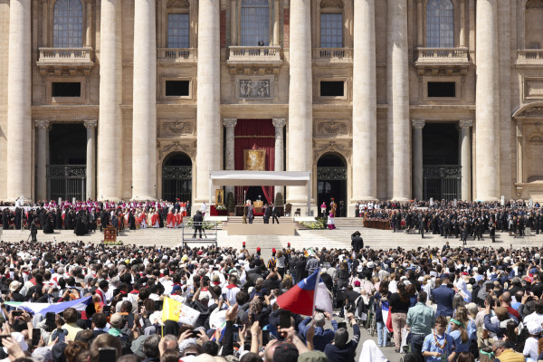 Francisku pēdējā gaitā pavada 400 000 cilvēku
