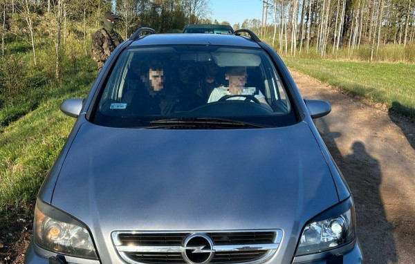 Robežsargi aiztur kārtējo nelegālo imigrantu pārvadātāju; viņa automašīnā atrasti deviņi cilvēki