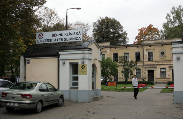 Bērnu slimnīcas parkā pamatīgi dedzis kravas auto