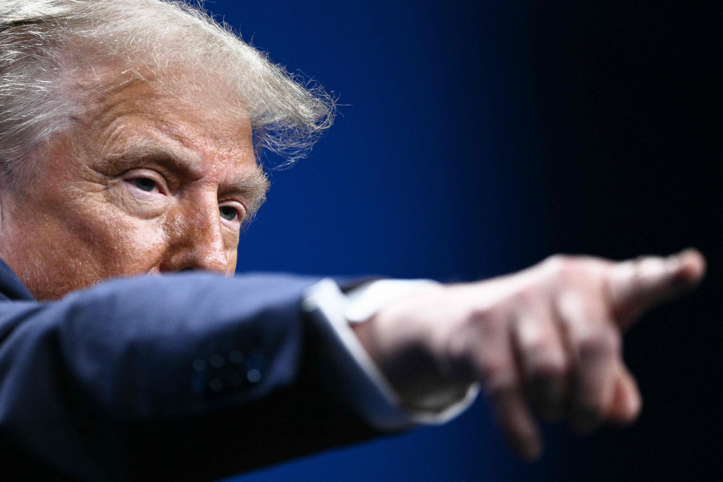 トランプはゼレンスキムに45分を費やしました。計画された記者会見がキャンセルされました