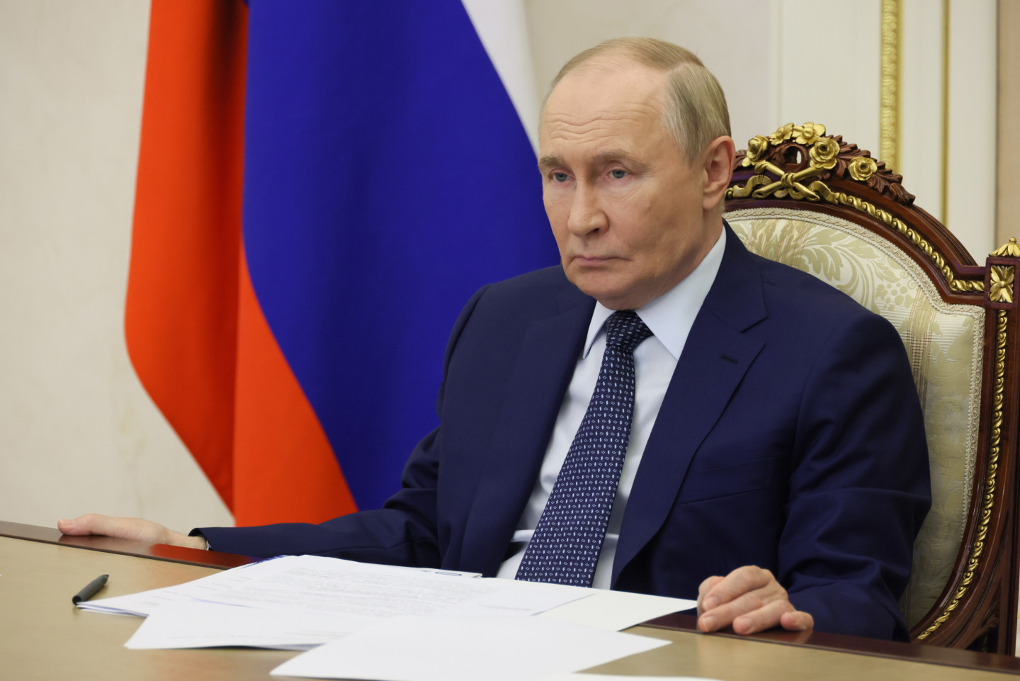 プーチンが彼自身の場所の幻想を作り出すと