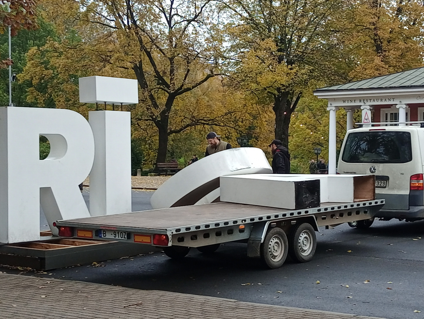 Demontē Rīgas burtus