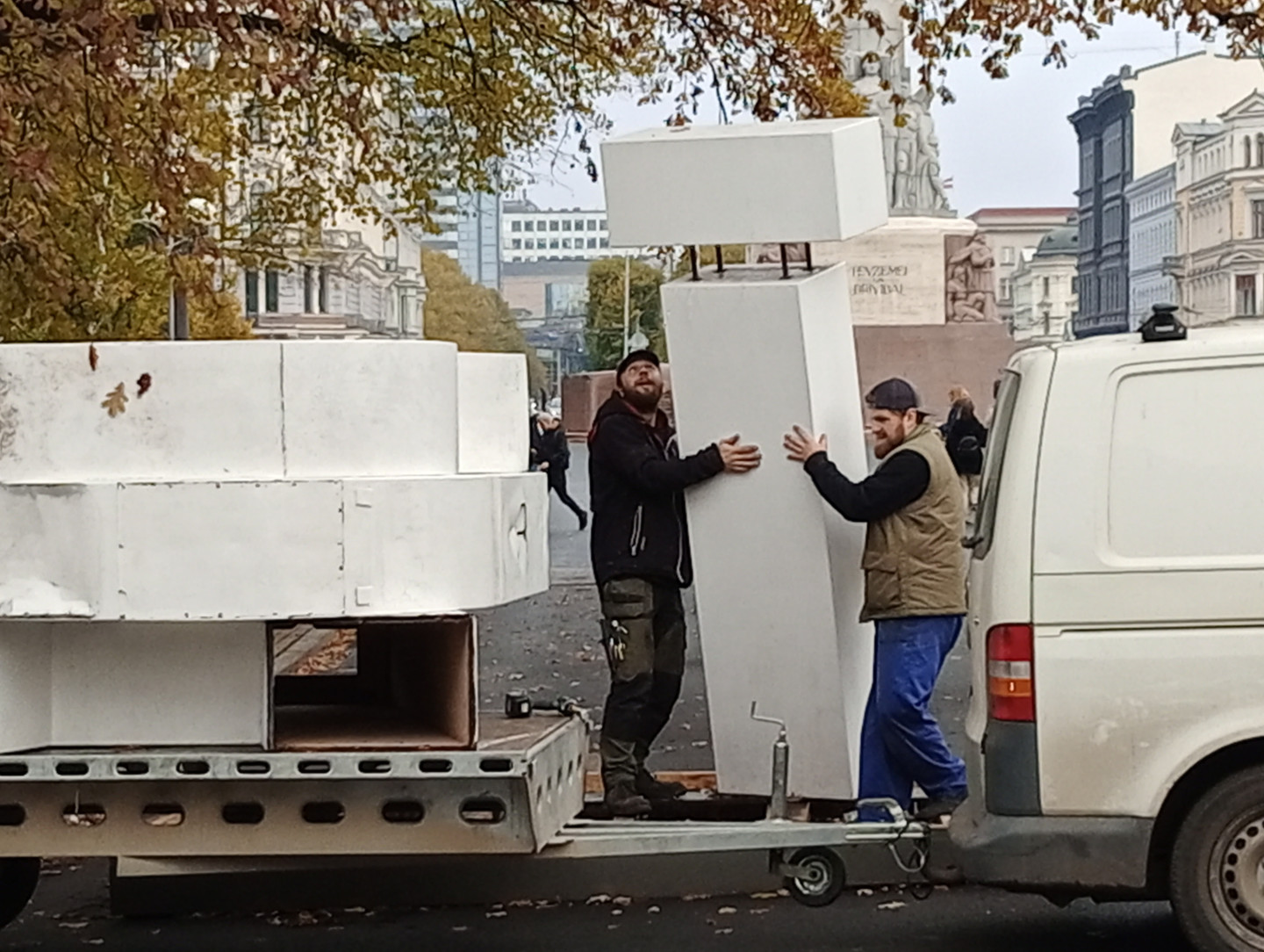 Demontē Rīgas burtus