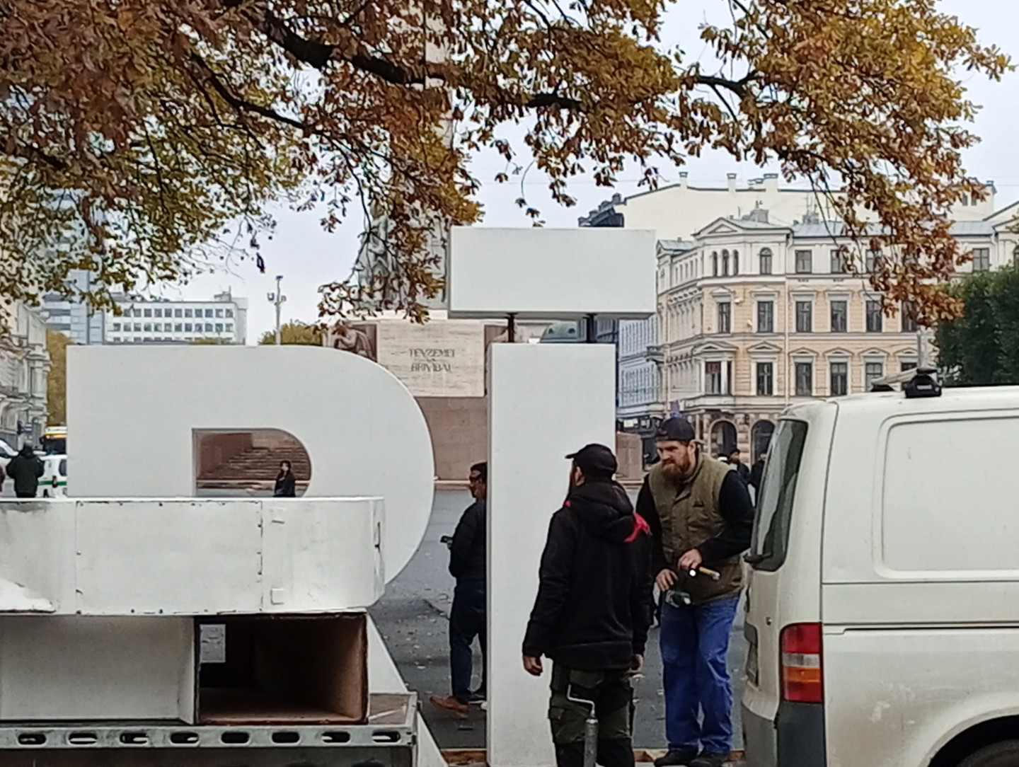 Demontē Rīgas burtus